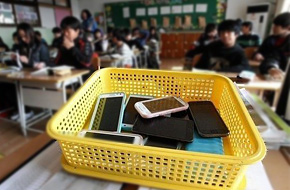 禁令终于废止 纽约中小学生可带手机入课堂