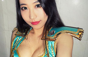 魔兽玩家手工自制守护圣徒长袍 爆乳女友试穿销魂