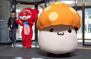 韩游戏公司Nexon员工欢乐Cosplay 冒险岛蘑菇君孤独现身