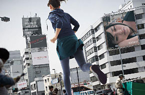 东京女巨人摄影作品走红 灵感来自动漫