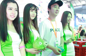 CJ 2015：王思聪现身昆仑大玩家 体验《愤怒的小鸟2》