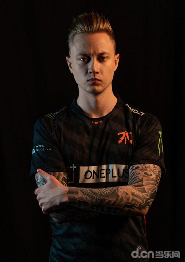 fnc战队ad选手欧成离队后的caps来到了g2战队,原g2战队中单选手主动